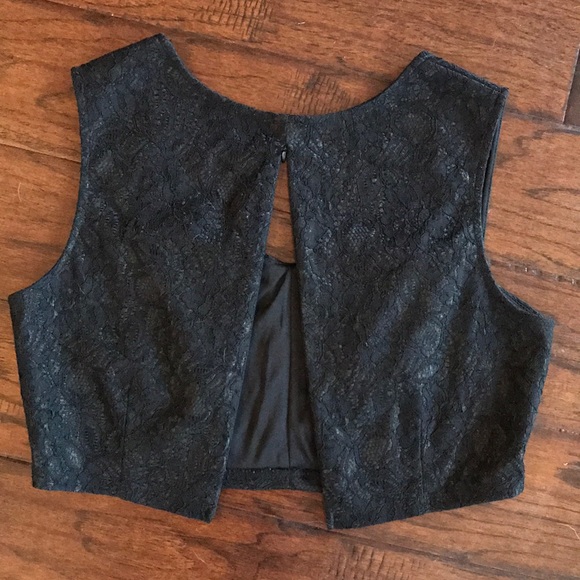 Beautiful lace stitched crop top - Picture 3 of 4